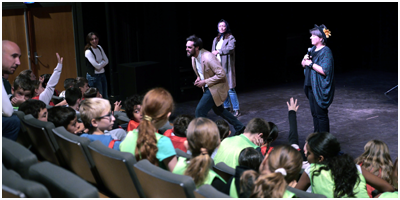 Trois comédiens sur scène face à un public d'ados forum incivilités