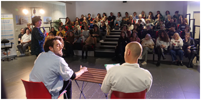 de dos deux hommes assis côte à côte avec public en face forum handicap et emploi