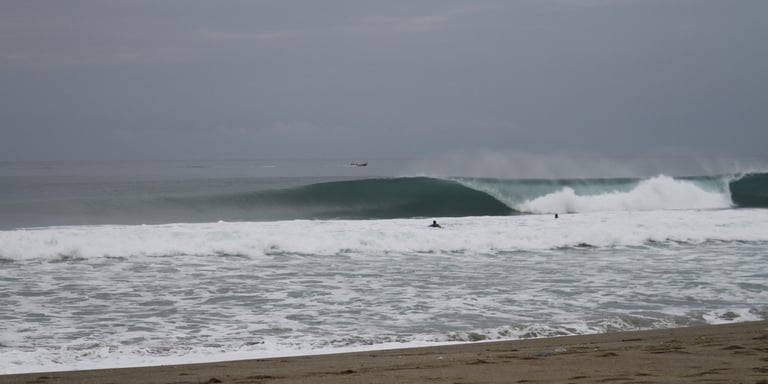 A perfect wave on an ecuadorian beachbreak