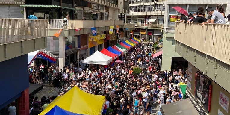 Vista da Rua José Paulino com clientes e tendas coloridas no bom retiro
