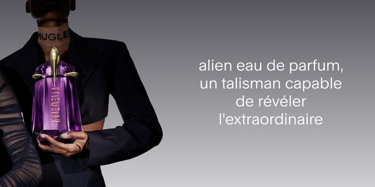 femme avec dans la main flacon de alien