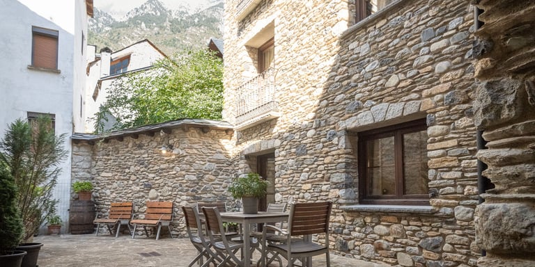 Patio exterior alquiler Casa Posets Benasque by Pichuana