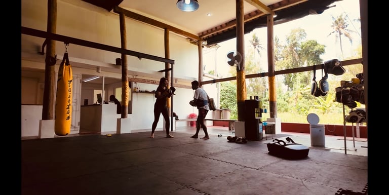 Entraînement de Muay Thaï à Ubud, Bali, dans une salle ouverte avec sac de frappe et tatami.