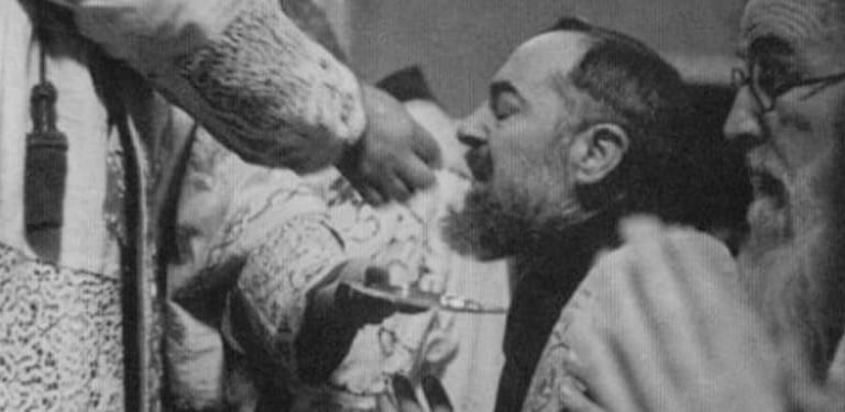 Padre Pío recibiendo la comunión
