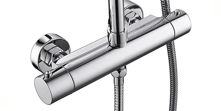 Ducha externa que se instala por fuera de la pared del baño