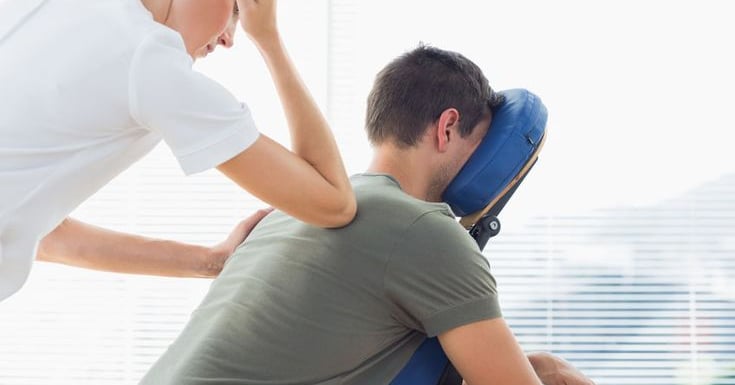 séance de massage assis sur une chaise spéciale pour massage assis entre deux personnes 