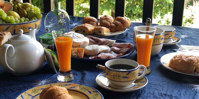 Petit déjeuner, Chambre d'hôte, Plazac, Périgord, Dordogne, France..