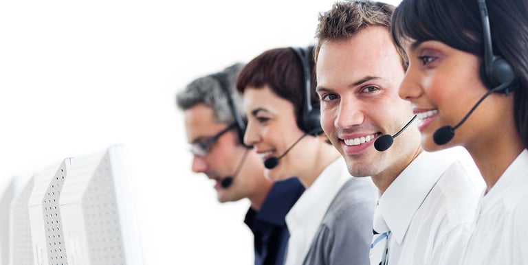 um grupo de pessoas realizando um atendimento telefonico ou digital 24 horas por dia