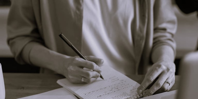 Petit carnet, calculatrice et feuilles, outils indispensables pour gérer ses tâches administratives