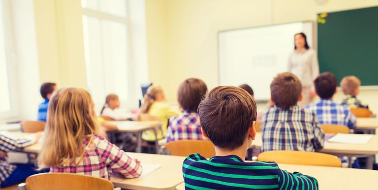 salle de classe avec eleves et enseignante