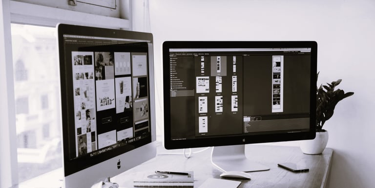 Photo de deux ordinateurs avec des logiciels professionnels pour la création de sites internet