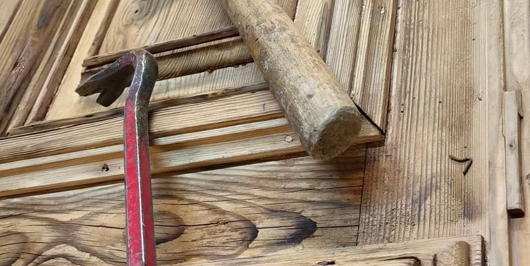 renowacja zabytkowych drzwi