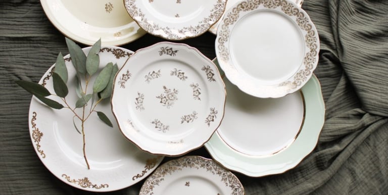 vaiselle ancienne avec des fleurs liseré doré, porcelaine