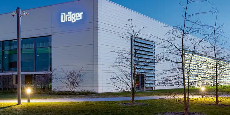 Bâtiment industriel moderne du groupe Dräger, spécialiste des technologies médicales et de sécurité