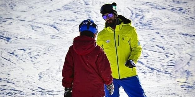 Maestro di snowboard a Sestriere durante lezione individuale