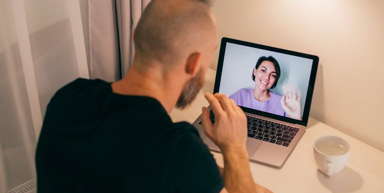 homme en teleconsultation therapeute  a distance christophe meunier nantes paris toulouse bordeaux
