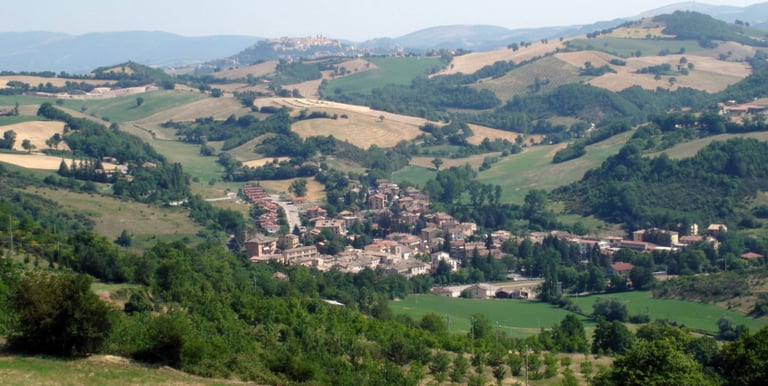 Borgo rurale tranquillo tra colline Marche