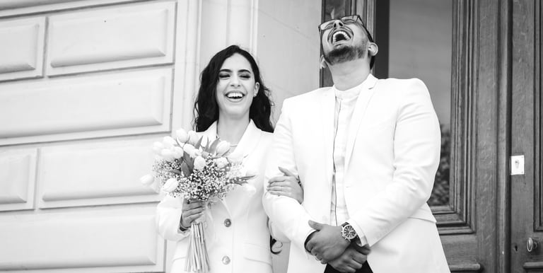 photo de mariage en noir et blanc, moment d'émotions et de rire