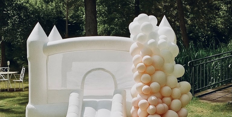 chateau gonflable blanc ballons