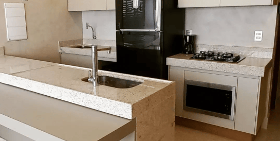 Cozinha moderana com tons em cinza