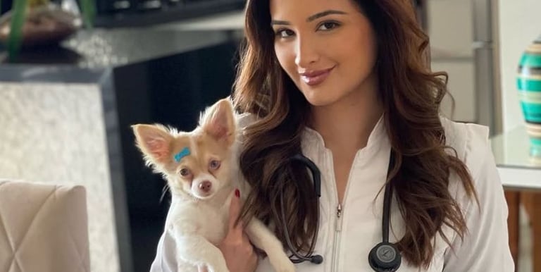 Veterinária Natalia carregando seu pequeno cliente