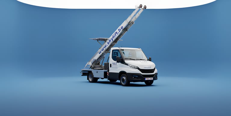 Camion IVECO équipé d'un grand monte-meuble extérieur déployé pour service de location lift express à Bruxelles.