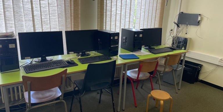 image représentant le local informatique et ses ordinateurs