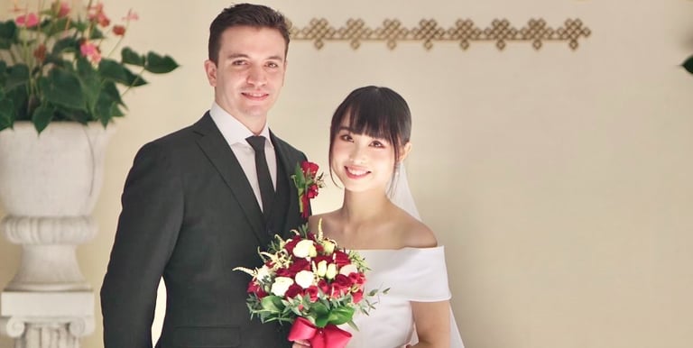 香港婚禮新娘化妝跟妝服務-我們提供全程貼身跟妝服務,從新娘子出門、男家入門、證婚、外影、晚宴迎賓、新人進場到晚宴敬酒的所有婚禮環節,我們都盡心為新娘子提供貼心+貼身的跟妝服務