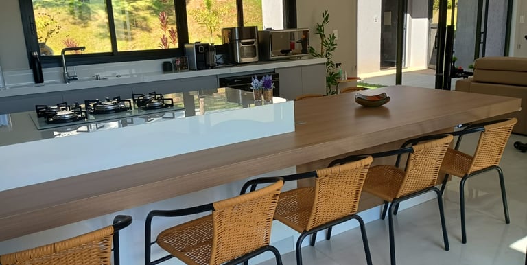 Cozinha Bancada Branca com mesa acoplada em MDF madeirado