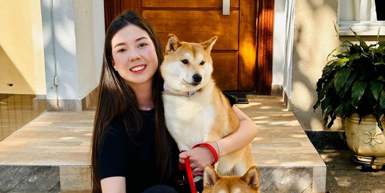 Adestradora Yasmin com suas alunas Shibas