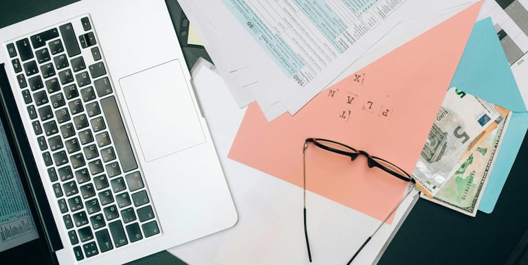 Stratégie digitale et gestion financière à travers les documents tels que devis et factures.