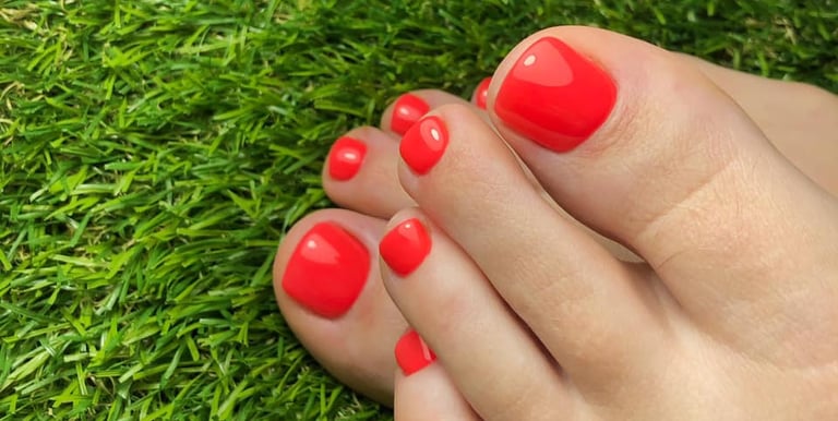 Atliktas higieninis pedikiūras ir vienspalvis lakavimas