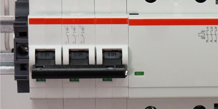 ביצוע ותחזוקת מערכות חשמל לעסקים, עם דגש על חנויות, משרדים ושטחי מסחר.