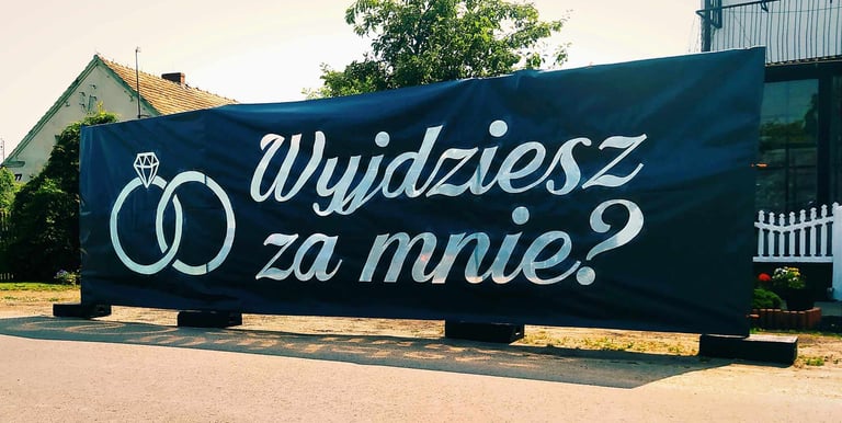 wyjdziesz za mnie? wyjątkowe zaręczyny nietypowy pomysł pirotechnika baner