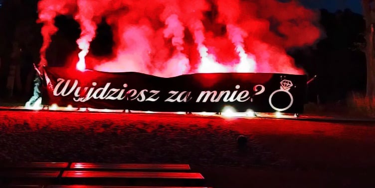 baner zaręczynowy z napisem wyjdziesz za mnie