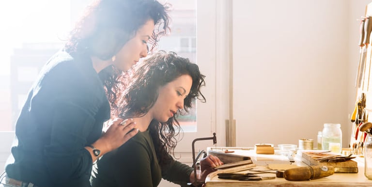 Dos Artesanas elaborando joyas hechas a mano