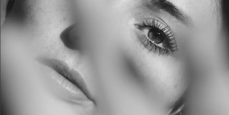 photographe portrait dans un style noir et blanc, à Paris