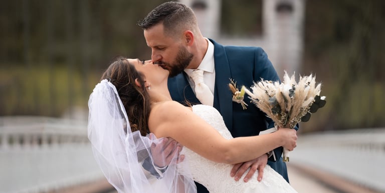 Moment de tendresse des mariées, bisous sur un point en Haute Savoie 