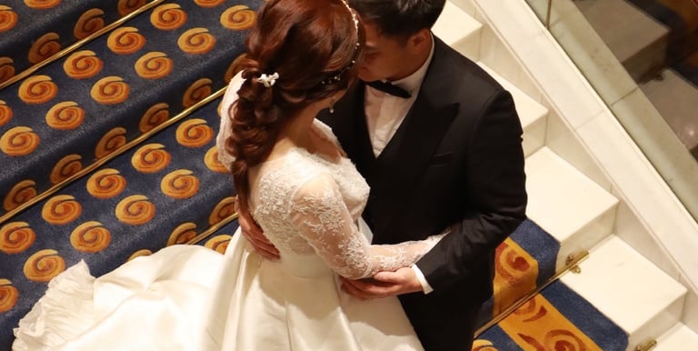 香港婚禮新娘化妝跟妝服務-我們提供全程貼身跟妝服務,從新娘子出門、男家入門、證婚、外影、晚宴迎賓、新人進場到晚宴敬酒的所有婚禮環節,我們都盡心為新娘子提供貼心+貼身的跟妝服務