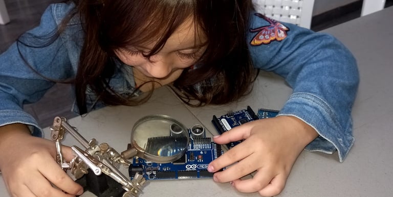 Niños felices en la clase de electrónica