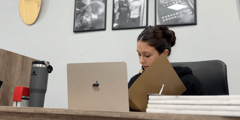empleada administrativa en oficina