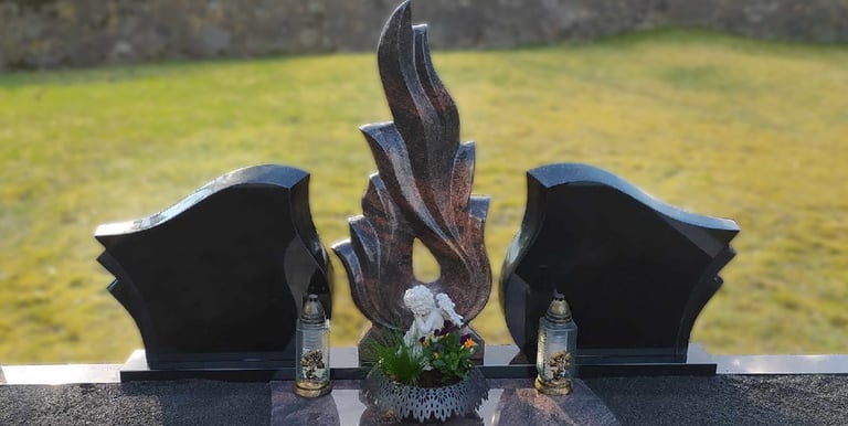 Trijų dalių paminklas su ugnimi viduryje