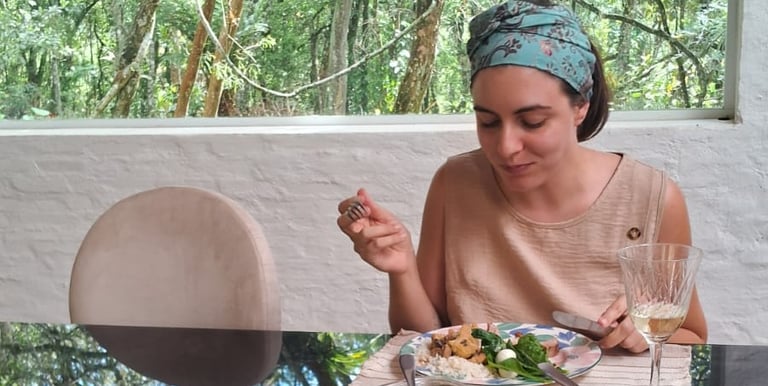 Refeição confortável, servida em ambiente protegido com vistas para a mata