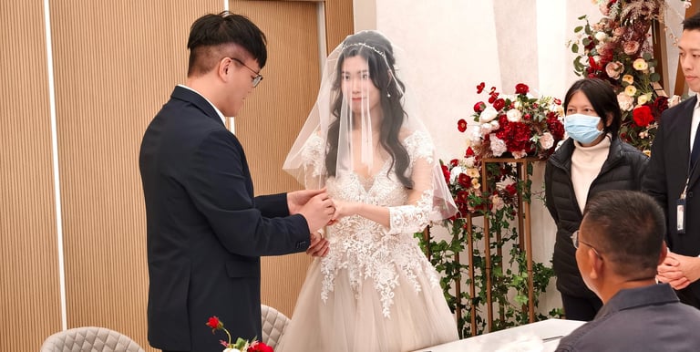香港婚禮新娘化妝跟妝服務-我們提供全程貼身跟妝服務,從新娘子出門、男家入門、證婚、外影、晚宴迎賓、新人進場到晚宴敬酒的所有婚禮環節,我們都盡心為新娘子提供貼心+貼身的跟妝服務