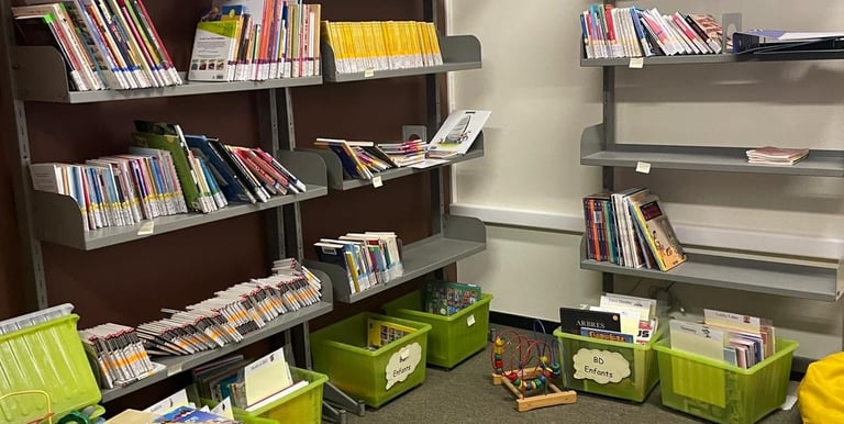 image représentant la jolie bibliothèque colorée de l'école