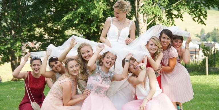 Photo de groupe de mariage avec les demoiselles d'honneur sous la robe de la mariée à Dijon