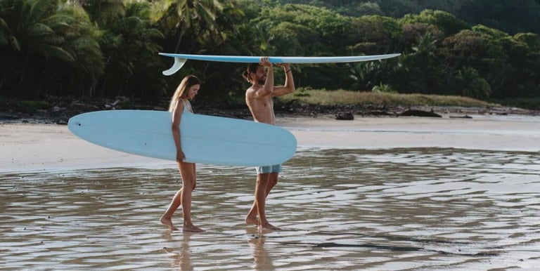 Couple surf lesson