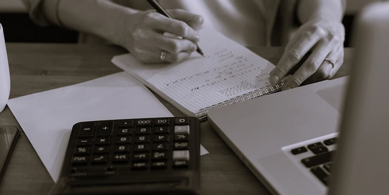 Petit carnet, calculatrice et feuilles, outils indispensables pour gérer ses tâches administratives