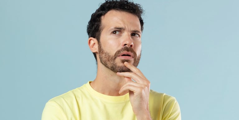 Homme qui s'interroge avant de se décider