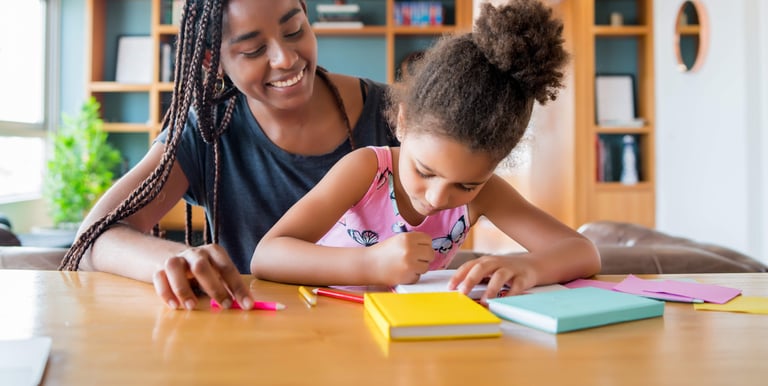 Une maman accompagnant sa fille dans l'exécution des devoirs à domicile. Tolanda, suivi scolaire
